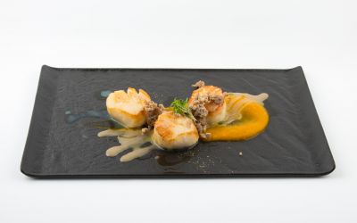 Capesante Jambo dell'Atlantico scottate con salsa alla zucca, tastasale e maionese alle castagne